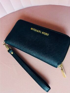 Michael Kors Black Saffiano Zip-Around Wristlet